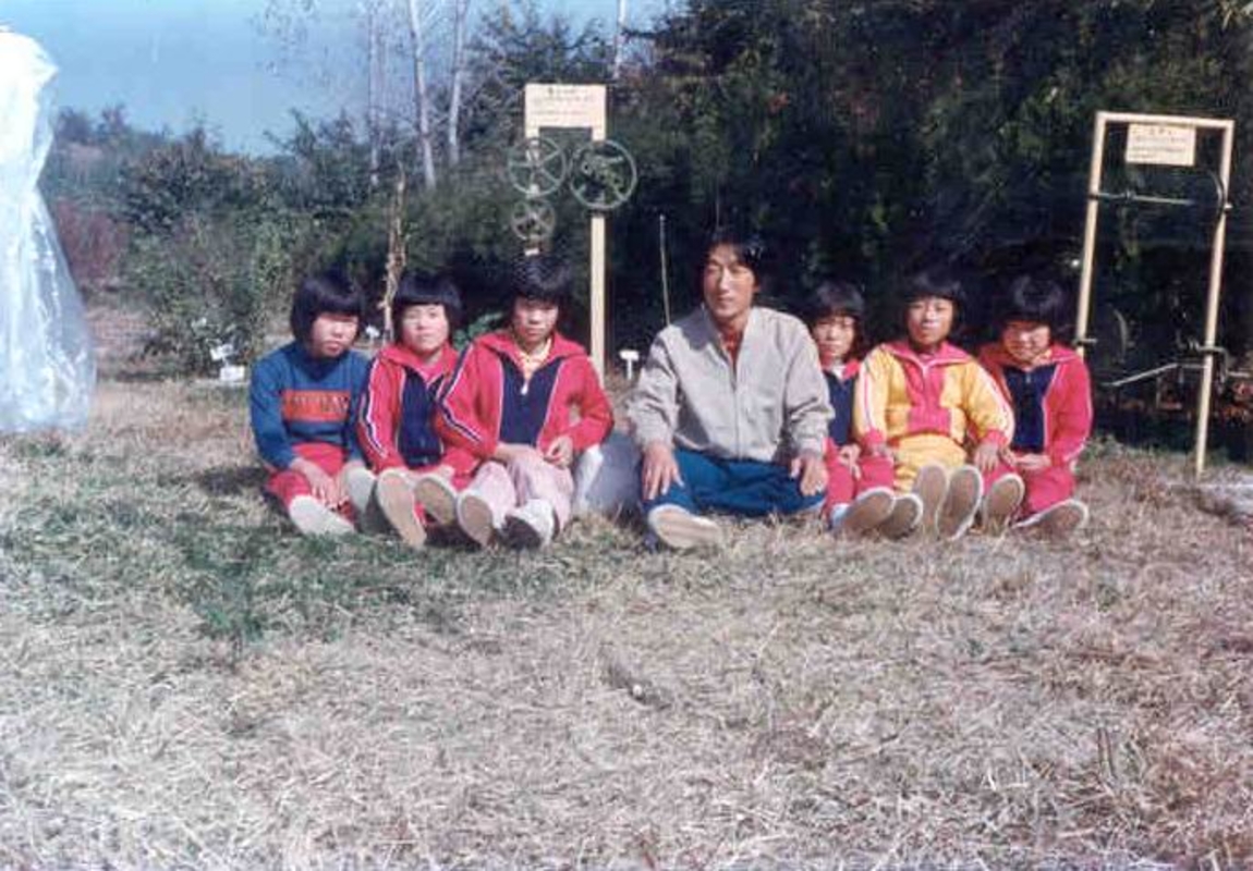 이안초등학교-탁구부와 코치선생님(1978년).JPG