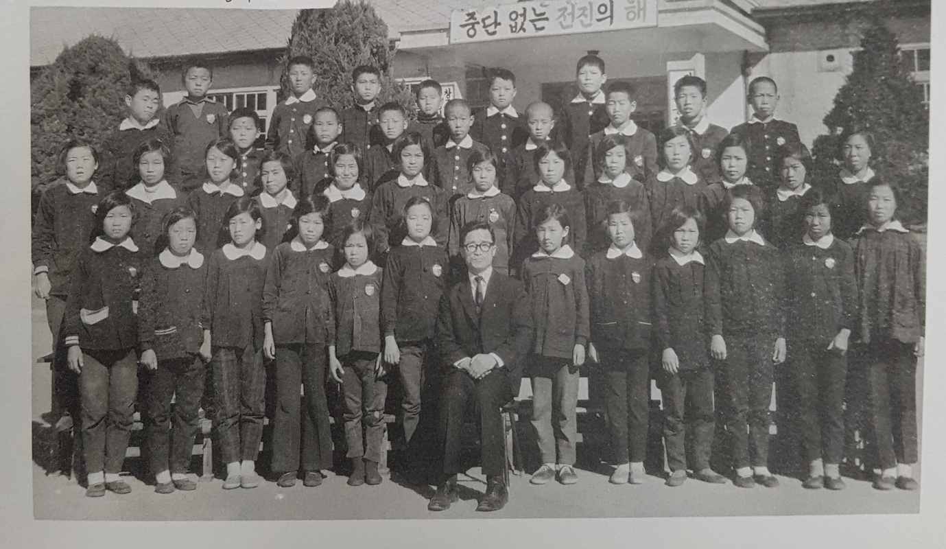 44회 졸업기념(용산초)-1972.12.31 (2).jpg