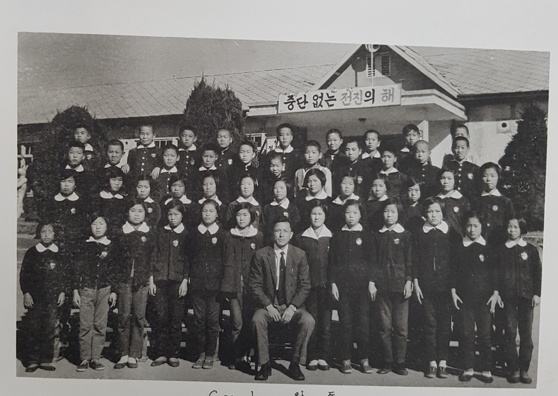 44회 졸업기념(용산초)-1972.12.31.jpg