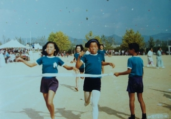 청전6회 운동회-2 6학년4반의 100m장애물경기(미숫가루 안의 사탕 물고 달리기(1980)