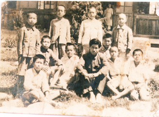 삼산초등학교 중초분교장 정한조 선생님과 학생들(1960년대)