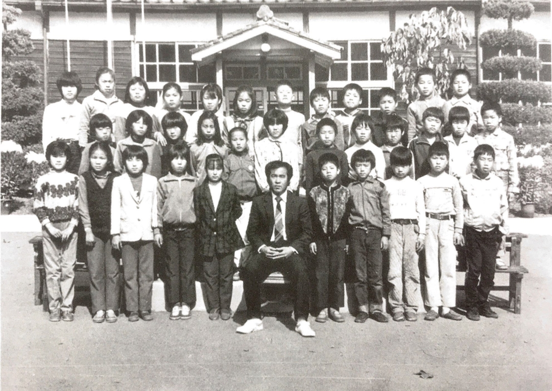 1983 6-1 졸업생.jpg