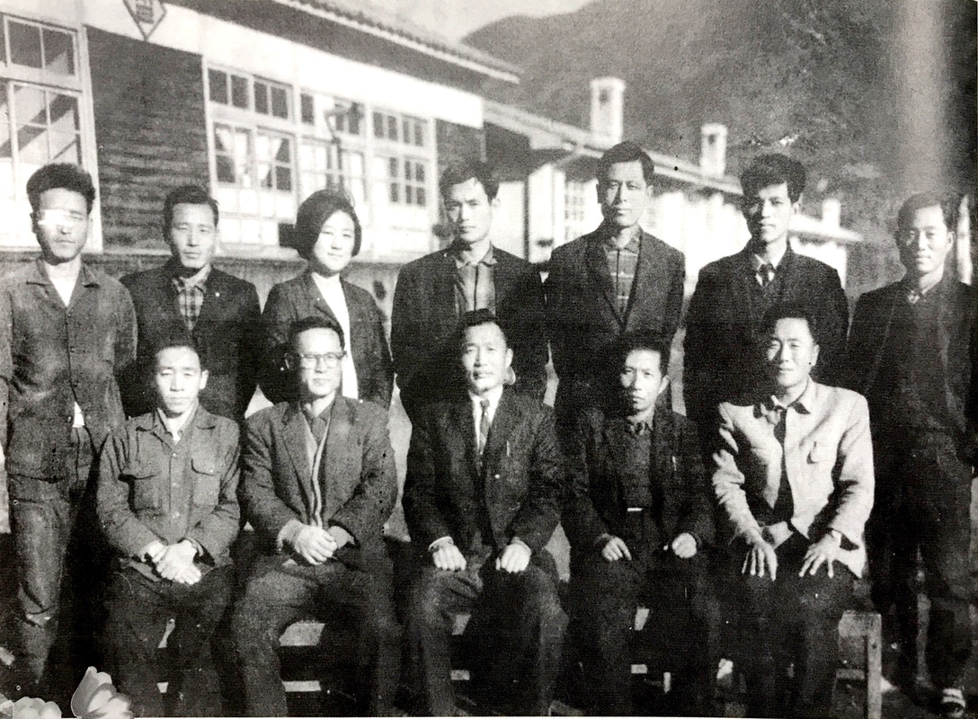 교직원들 (1968).jpg