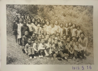수정초등학교 법주분교장 선생님과 아이들(1975)