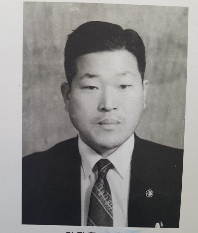 1971년 범화초등학교 교감선생님.jpg