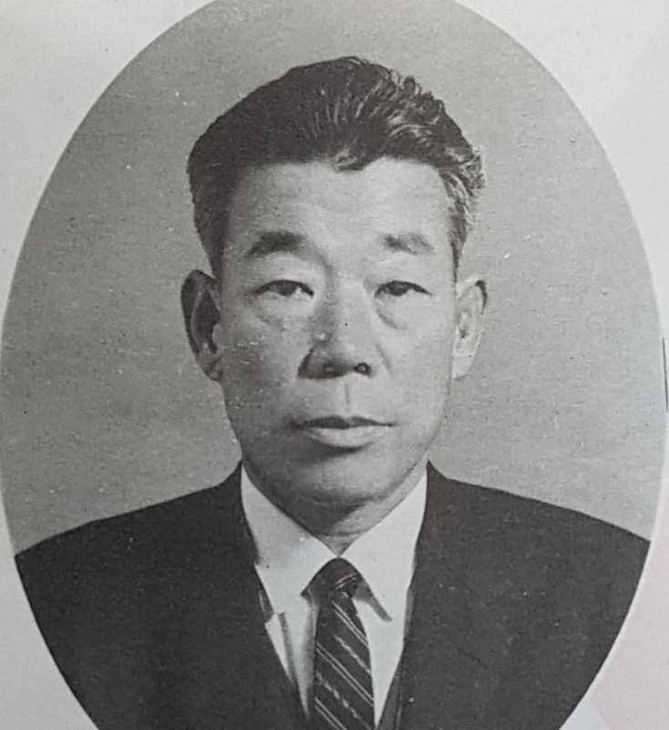 16대 교장선생님(용산초)-1968.12.31.jpg