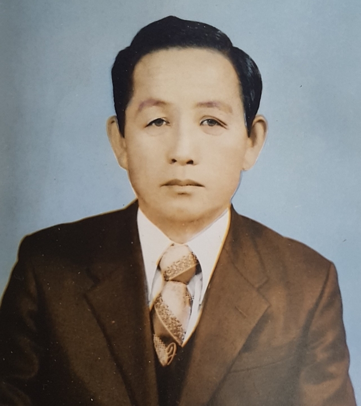 18대 교장선생님(용산초)-1970.12.31.jpg