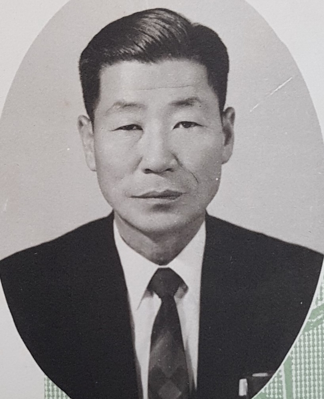 17대 교장선생님(용산초)-1970.12.31.jpg
