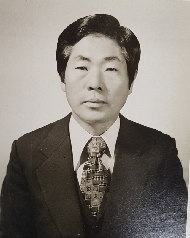 19대 교장선생님(용산초)-1978.12.31.jpg
