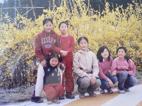 남신초등학교 덕생분교장-(2003) 활짝핀 개나리꽃 울타리에서