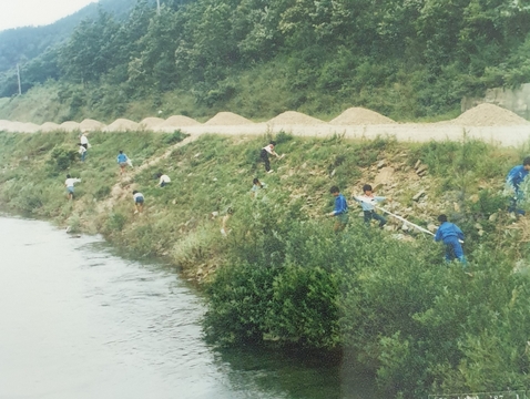관기초등학교 기대분교장 계곡 주변 쓰레기 줍는 학생들(1987)