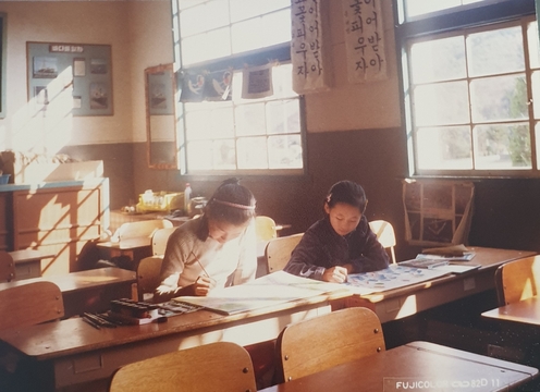 내북초등학교 이원분교장 그림을 그리는 학생들(1982)